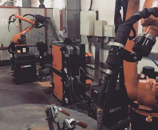 Два робота KUKA KR8 1620